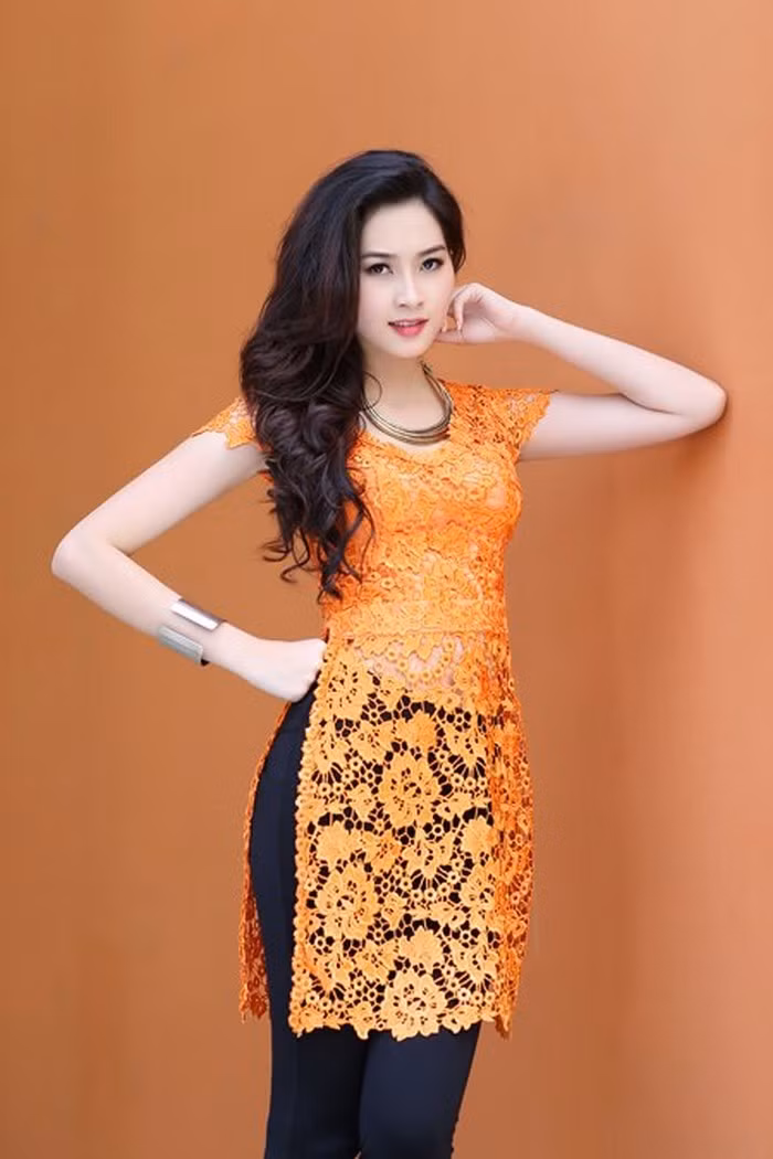 Hoa hậu Thu Thảo là người ưa chuộng sự đơn giản, nhưng với sự kết hợp áo dài ren khéo léo cùng chiếc quần legging khiến bộ đồ càng nổi bật. Ảnh: Nguoivietbonphuong.