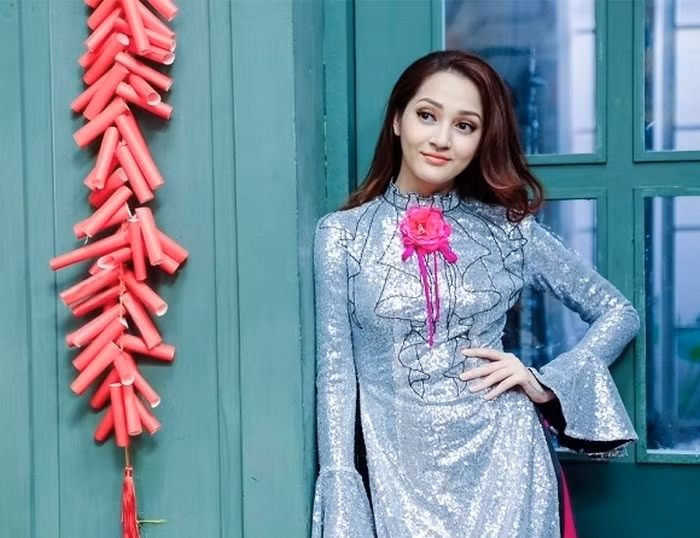 Cô nàng Bảo Anh lại chọn cho mình bộ áo dài có chiếc cổ vẽ và thiết kế tay chuông đang làm mưa làm gió làng mốt năm nay. Ảnh: Saostar.