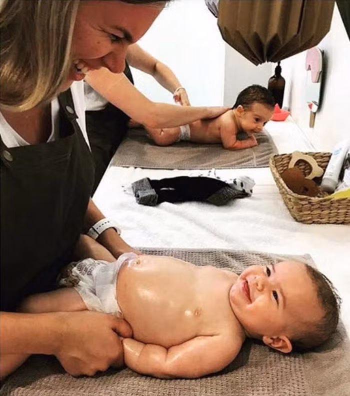 Sau đó, bé sẽ được trải qua liệu trình massage nhẹ nhàng. Liệu trình massage hỗ trợ việc kích thích hệ tiêu hóa và hô hấp, đồng thời giảm sự khó chịu do chứng táo bón và đau bụng gây ra cho trẻ sơ sinh.