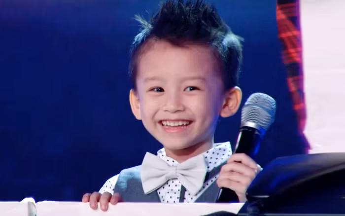 Thần đồng Bolero 4 tuổi Mai Nguyên Hoàng. Cậu bé khiến cho cả khán giả và 4 vị bình luận viên chương trình "Biệt tài tí hon" ngạc khi bước ra sân khấu và cất giọng hát ngọt ngào ca khúc “Chuyện tình không dĩ vãng”. Ảnh: Yeah1.