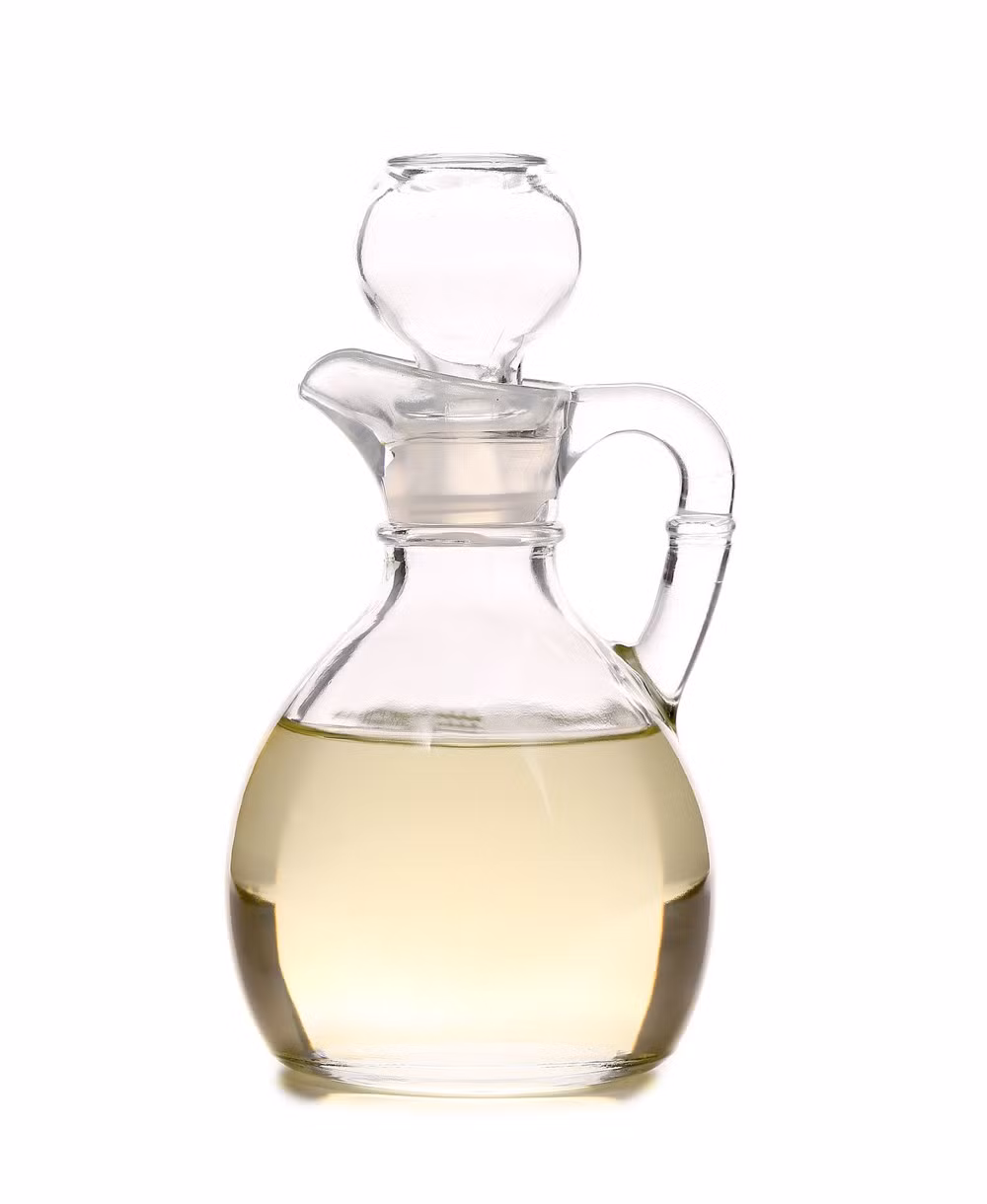 2. Giấm: Giấm ăn 60g, đường đỏ 15g, gừng ba lát, giã nát. Hòa lẫn cả ba thứ với nhau rồi cho người bị ngộ độc rượu uống.