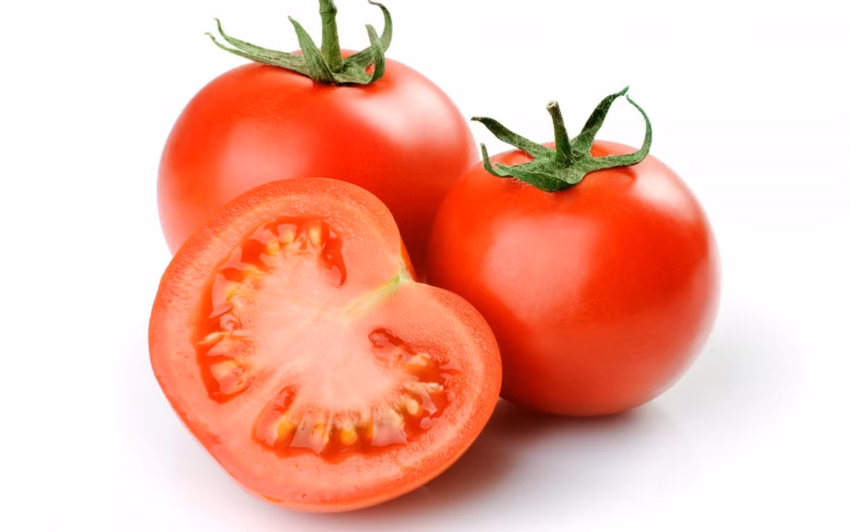 11. Cà chua: Uống một cốc nước ép cà chua chín. Trong cà chua có nhiều nguyên tố nói trên sẽ kịp thời bổ sung cho cơ thể. Ảnh: phununews.vn.