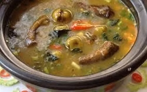 Quả sung phải là sung bánh tẻ, đập dập nhưng không để vỡ nhằm làm cho gia vị ngấm vào trong. Xếp vào nồi đất để om cứ lần lượt một lần sung một lần lươn. Đổ xăm xắp nước rồi nổi lửa. Đun vừa sôi gần cạn thì dùng vải dầy quấn quanh nồi, ủ tầm 2 giờ là chín. Ảnh: Tin12.