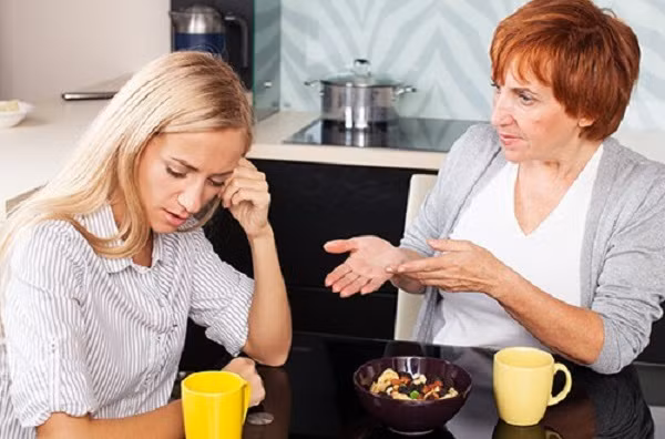 Khổ sở với sự quá quắt của mẹ chồng Kho so voi su qua quat cua me chong