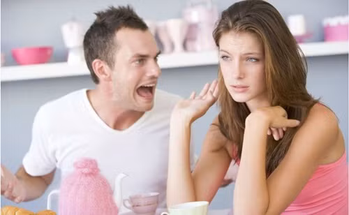 Câu nói bất ngờ của chồng khi vợ đánh vỡ 2 chiếc cốc Cau noi bat ngo cua chong khi vo danh vo 2 chiec coc