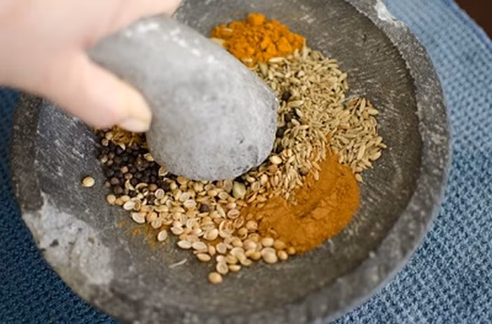 Bột cà ri. Đây là loại gia vị cay nổi tiếng của vùng Ấn Độ. Loại gia vị này thơm ngon lại rất dễ làm. Nguyên liệu gồm hạt mùi khô, quế chi, đinh hương, đại hồi lượng bằng nhau, hạt mùi khô, ớt khô lượng gấp đôi, bột nghệ khô lượng gấp ba. Ảnh: Adayroi.