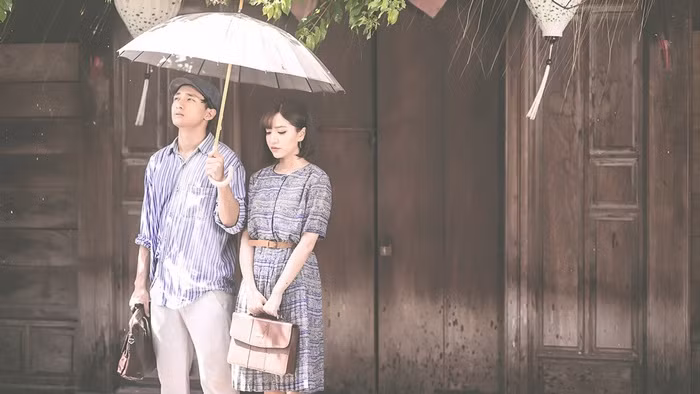 Túi xách. Không phải những chiếc túi xách thời thượng bóng nhoáng có màu sắc sáng sủa mà chọn những mẫu túi có màu sắc và kiểu dáng vintage cổ điển như túi vuông như chiếc cặp, có màu be hoặc màu nâu đất. Ảnh: Zingnews.