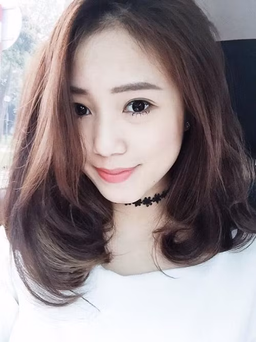 Để lựa chọn kiểu tóc hợp với khuôn mặt này thì bạn nên để tóc xoăn, uốn lọn nhẹ, ôm lấy gương mặt tạo ra nét thanh mảnh, giúp che đi khuyết điểm. Ảnh: nhanmi.com.vn.