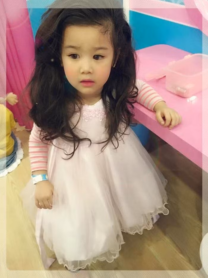 Những bức ảnh của bé với mái tóc xoăn bồng bềnh đốn tim dân mạng. Rất nhiều cư dân mạng đã chia sẻ loạt ảnh về cô bé này, mỗi lượt chia sẻ đều tạo ra hàng trăm đến hàng nghìn lượt like và bình luận khen ngợi vẻ đáng yêu của cô bé. Ảnh: Baogiaothong.