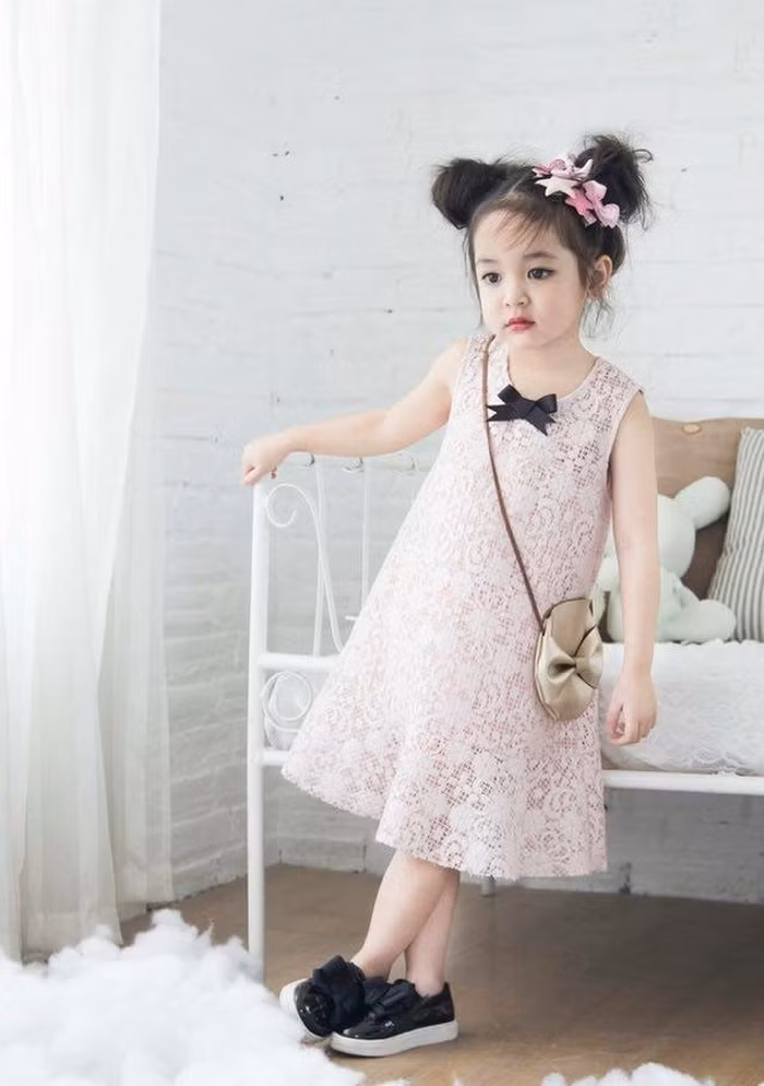 Mặc dù bé chưa từng học qua trường lớp đào tạo mẫu nhí nào nhưng khi được chụp ảnh, bé đều tạo dáng tự nhiên và dạn dĩ trước ống kính. Hiện nay, cô bé đang làm mẫu nhí cho nhiều shop thời trang dành cho trẻ em tại Hà Nội. Ảnh: Yeutretho.
