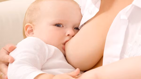 1. "Nên cho bé ti bao lâu một lần?" Trả lời: "Trong những tuần đầu tiên, trẻ sơ sinh cần được ti 10 đến 12 lần mỗi ngày. Hãy để bé là người thiết lập nhịp độ, cho dù đó là 5 phút hay 1 giờ mỗi lần ăn". Ảnh: camnanglamme.org.
