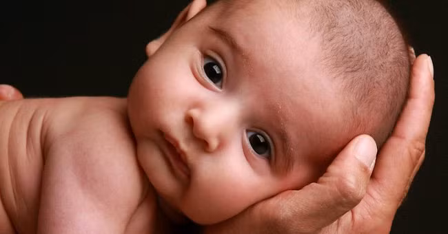 8. "Thóp trên đầu trẻ lúc nào mới liền lại được?" Trả lời: "Có tới 80% trẻ đẻ đủ tháng đã liền các thóp này ngay trước khi ra đời. Nếu thóp của trẻ liền lại chậm hơn thời gian nói trên, cần cho trẻ đến khám ở bác sĩ nhi khoa để khám". Ảnh: KhoaHoc.tv.