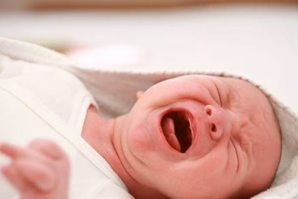 2. "Con mình hay khóc suốt ngày, vặn mình đỏ mặt lên có bị sao không?" Để trả lời cho câu hỏi này, lời tư vấn hay nhất đó là: "Trẻ sơ sinh khóc, vặn mình như đồ thị hình sin, có lên có xuống, đỉnh điểm nhất là ở giai đoạn 6-8 tuần tuổi và mức thấp nhất là vào lúc 4 tháng tuổi. Do đó, việc bé khiến cả nhà náo loạn cả ngày là khá bình thường". Ảnh: yeutre.vn.
