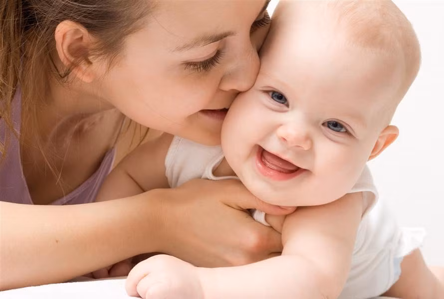 3. "Có dấu hiệu nào để biết bé sơ sinh yêu mẹ không?" Trả lời: "Trẻ sơ sinh không có nhiều cảm xúc, do đó nếu bé nhìn chằm chằm vào mắt, cười và bi bô như muốn nói chuyện với bạn thì các mẹ hãy yên tâm rằng mình chính là cả thế giới của bé". Ảnh: Kidsplaza.vn.