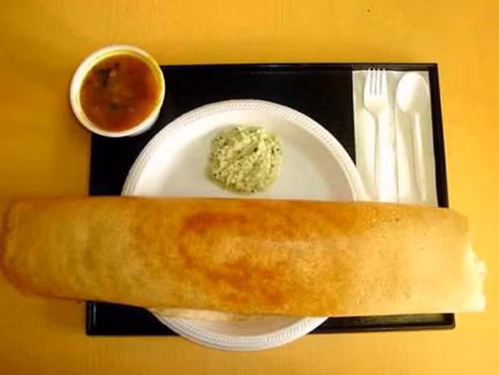 Bánh xèo Ấn Độ. Nguyên liệu gồm đỗ, muối, khoai tây, hành tây, đậu hà lan, mù tạt, bột nghệ, ớt xanh. Ngâm riêng gạo và đỗ trong vòng ít nhất 6 tiếng hoặc có thể ngâm qua đêm. Sau đó xay nhỏ rồi trộn chúng với nhau. Thêm vào đó muối và nước để tạo thành một hỗn hợp bột. Bảo quản ở nhiệt độ phòng qua đêm. Ảnh: Toinayangi.