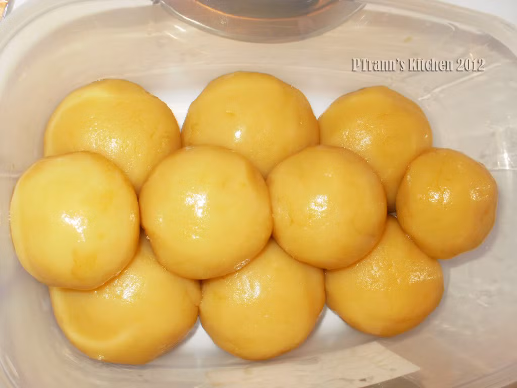 Nặn bánh: Chia bột vỏ bánh thành những phần đều nhau, cán mỏng vừa phải, cho nhân vào giữa, miết dần vỏ bánh để vỏ bánh bao đều nhân. Cho bánh vào khuôn. Xoa thêm 1 chút bột áo ở ngoài để lấy bánh ra khỏi khuôn được dễ dàng hơn. Ảnh: huongvibep.blogspot.com.