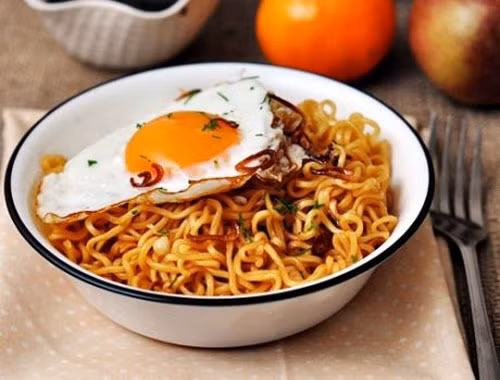 Thêm trứng: Dành ít phút để chiên một quả trứng, sau đó để ăn kèm. Ngoài trứng chiên, có thể dùng trứng luộc. Đun trứng trong khoảng 1 hay 2 phút, rồi cho mì vào. Nếu căn giờ đúng, trứng sẽ chín hẳn hoặc lòng đào đúng lúc mì chín là có bát mì tôm trứng tuyệt hảo. Ảnh: Acecookvietnam.vn.
