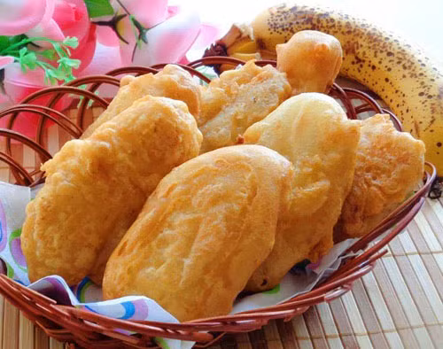 4. Bánh chuối: Có nhiều cách chế biến như hấp, nướng, ăn kèm nước cốt dừa hoặc không... Một phần bánh chuối có giá từ 5.000-7.000 đồng.