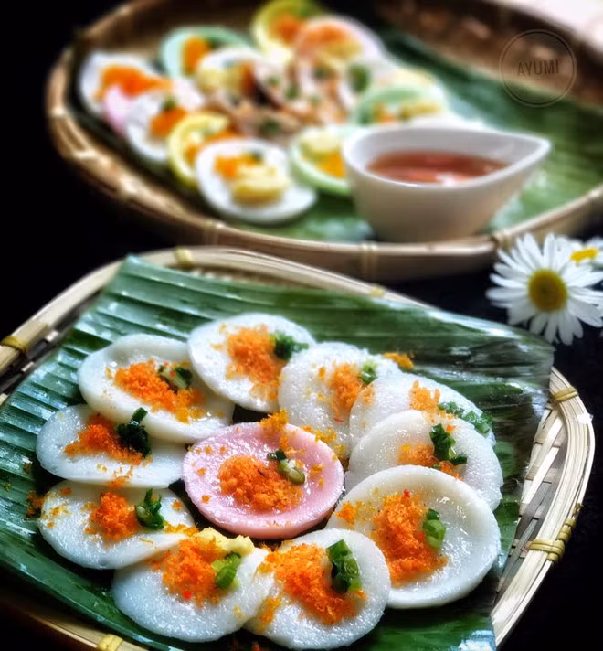10. Bánh bèo có giá 3.000-5.000 đồng một cái hay một chén. Món này ăn kèm phần nước cốt dừa béo ngậy. Ảnh: zing.vn.