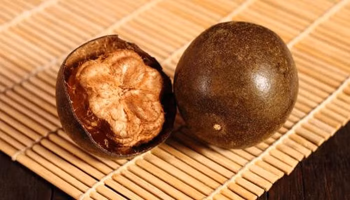 Quả la hán được dùng làm đồ uống và làm vị thuốc chữa bệnh. La hán vị ngọt, tính mát, vào phế, đại tràng, có tác dụng thanh nhiệt nhuận phế, nhuận tràng thông tiện. Do vậy, Đông y dùng quả la hán làm thuốc đã từ lâu. Ảnh: Ngaynay.