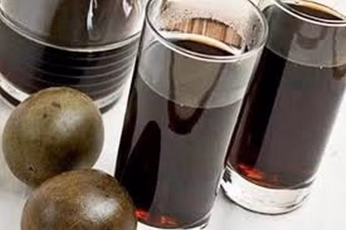 Trị cảm nóng và khát. Lấy một quả la hán bổ đôi quậy đều trong nước sôi uống thay trà. Ảnh: Zingnews.