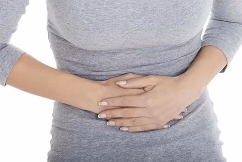 1. Chữa đại tiện phân lỏng do nhiệt: Phèn đen ngọn có lá 40g, đậu đen sao vàng 40g. Cho vào nồi đổ 800ml nước đun sôi kỹ còn 200ml, chia 3 lần uống trong ngày, uống liền 3-5 ngày. Ảnh: benhviemdaitrang.vn.