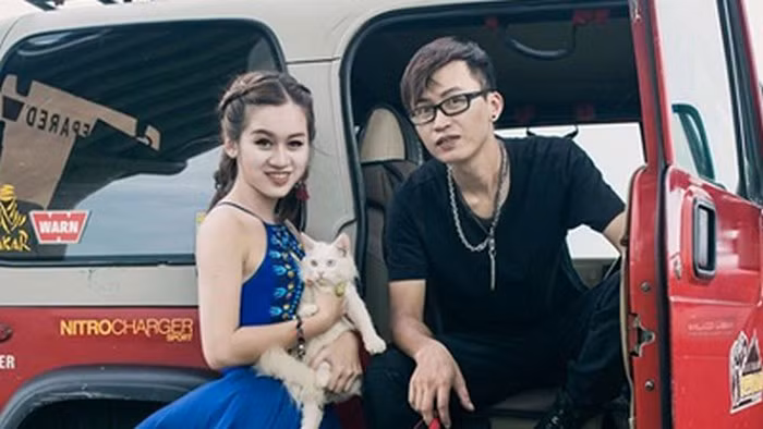 Cầu hôn bằng dép. Cặp đôi Linh và Phong nổi tiếng khắp cộng đồng phượt vì cùng sở thích. Hai người yêu nhau được 4 tháng thì quyết định cưới một cách chóng vánh vì lý do... chỉ để có đứa đi du lịch cùng. Ảnh: Tiin.