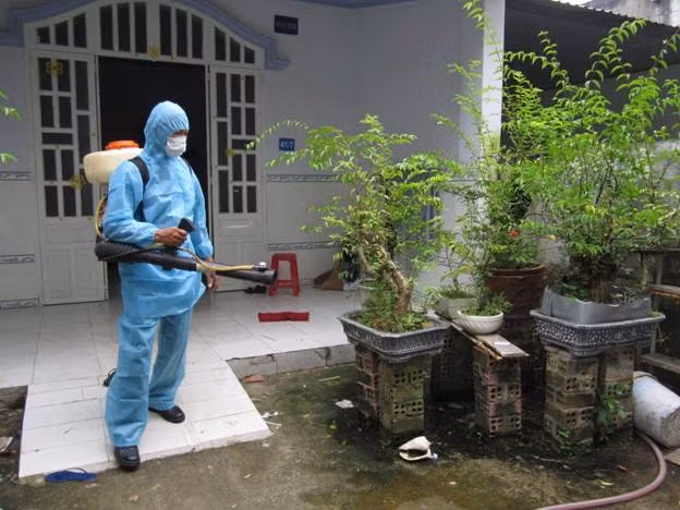 Phun thuoc diet muoi sai cach la ruoc hoa vao nha