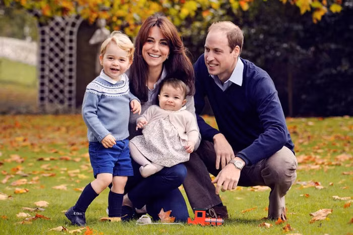 Hoàng gia Anh. Để ý những hình ảnh của gia đình Hoàng tử William và Công nương Kate, bạn sẽ thấy hoàng tử luôn luôn ngồi xuống ngang tầm con. Các chuyên gia giáo dục cho rằng, đây là một cách “làm bạn” để có thể lắng nghe tích cực lời nói của trẻ. Cách dạy con của vợ chồng Hoàng Gia Anh sẽ làm cho trẻ tự tin hơn, mạnh dạn hơn và bố mẹ con cái sẽ dễ dàng hiểu nhau hơn. Ảnh: VTV.