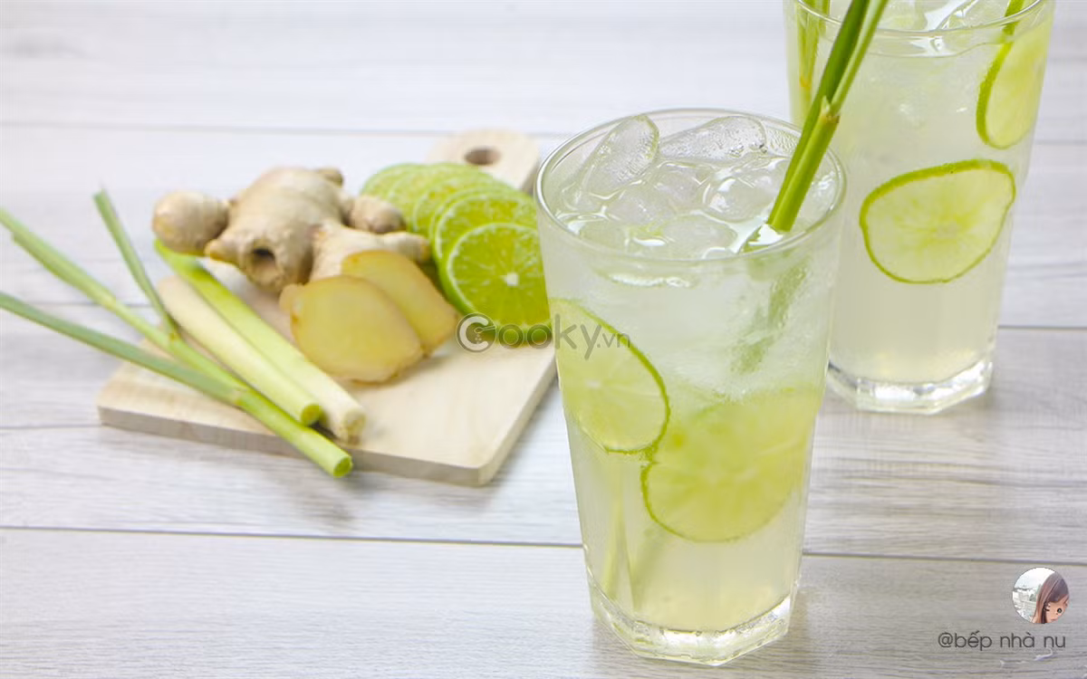 Rót si rô gừng sả ra cốc, thêm soda vào, khuấy đều cho chúng hòa vào nhau. Thêm đá vào nếu thích. Bóp một ít nước quất lên trên trang trí trước khi uống. Ảnh: Cooky.vn.