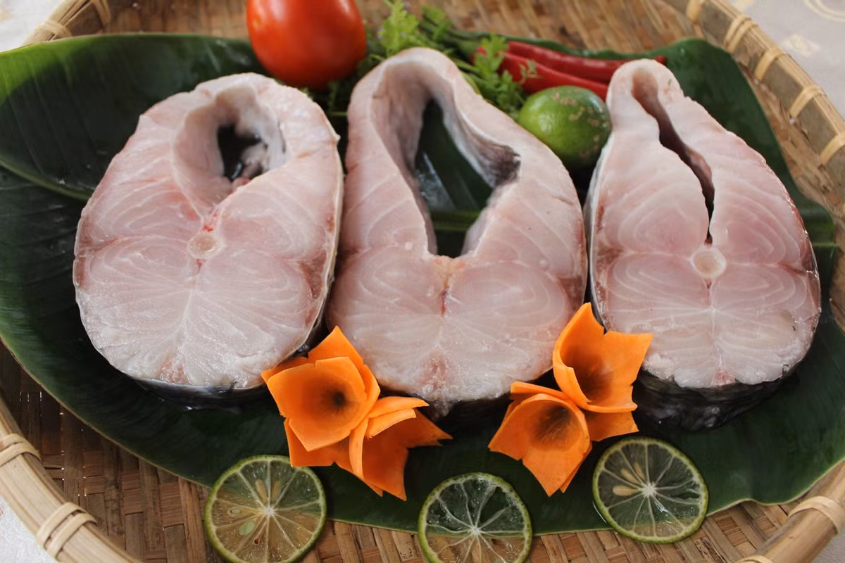 5. Cá chép om thịt, mộc nhĩ. Nguyên liệu: Cá chép, thịt ba chỉ, mộc nhĩ, rau thơm, gia vị: dầu ăn, rượu, xì dầu, giấm, hồi hương, hành, gừng. Thịt ba chỉ cắt sợi, mộc nhĩ rửa sạch cắt sợi. Rau thơm cắt đoạn dài 1 cm, cá rửa sạch (lấy hết xương) cứ cách 1 cm lại khía một nhát dao cho muối vào ướp khoảng 10 phút. Ảnh: baba.vn.