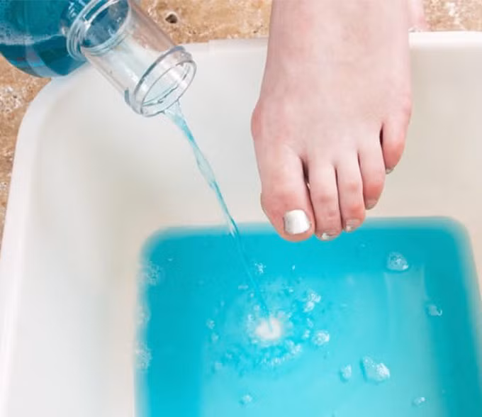 8. Làm mềm da chân: Bạn cần một cốc giấm trắng và một lượng nhỏ nước súc miệng, pha vào một chậu nước ấm và ngâm chân. Sau 10 phút, massage lại phần khô nẻ của gót chân với dầu dừa. Bạn hẳn sẽ ngạc nhiên trước kết quả nhận được. Ảnh: mbi.dkn.tv.