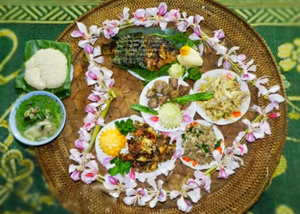 Món xôi hoa ban (ban đồ): Người ta thường lựa hoa ban mới nở, hoặc lá bánh tẻ, rửa sạch, cho vào chõ xôi chín. Khi ăn chấm với “chẩm chéo” với các gia vị muối, ớt, tỏi và mắc khén. Cả lá và hoa đều có vị bùi, ngọt, thoảng hương thơm dịu, thanh mát. Ảnh: amthuc365.vn.