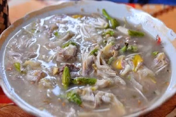 Canh hoa ban cũng là một món ăn ngon với hương thơm và vị ngọt mát mà không cần cho mì chính. Cánh hoa mềm mà không bị nát, thế mới biết công phu chế biến của người Thái khéo léo đến thế nào. Ảnh: kienthuc.net.vn.