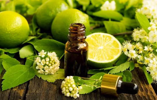 Đổ cồn vào chai xịt tối màu. Sau đó, thêm tất cả các loại tinh dầu trên theo tỷ lệ tương ứng 3:2:3 vào rồi lắc đều. Để hỗn hợp trên trong 1 tuần và bạn có thể sử dụng làm loại nước hoa ưa thích. Rất phù hợp cho một cô nàng gợi cảm. Ảnh: Vatgia.com.