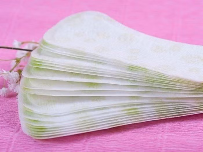 Nhiễm nấm âm đạo do dùng nhiều băng vệ sinh hàng ngày. Nhiều chị em cảm thấy khí hư ra nhiều ở vùng kín gây khó chịu và dùng băng vệ sinh hàng ngày để hút thấm. Việc lạm dụng BVS hàng ngày có thể gây viêm, nấm phụ khoa. Những vi khuẩn, vi nấm này gây ngứa ngáy, lâu dần thành viêm nhiễm. Khi đã ngứa ngáy, nếu gãi làm trợt da bệnh sẽ càng lan rộng hơn. Ảnh: Alobacsy.