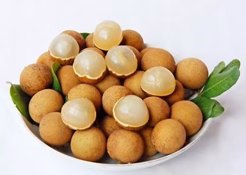 1. Tẩy trang, làm dịu da: Nghiền nhỏ phần thịt 2 quả nhãn, đun sôi 10ml sữa tươi. Khi sữa sôi, vặn nhỏ lửa để sôi đều trong khoảng 10 phút rồi đổ nhãn vào. Để dung dịch này nguội rồi lọc bỏ bã, dùng một miếng vải thấm vào dung dịch, xoay tròn khắp vùng má, cằm, trán, mũi. Ảnh: soha.vn.