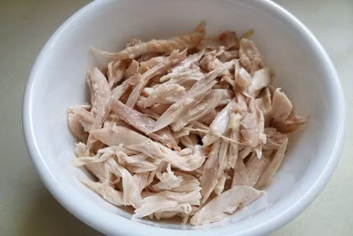 3. Cháo gà. Để bồi bổ sức khỏe cho trẻ mới ốm dậy, gà cũng được các mẹ Việt lựa chọn để nấu cháo. Hơn thế, trong thịt gà có thành phần giúp hạn chế sự sản sinh các dịch nhầy không có lợi rất tốt cho trẻ đang bị ho hoặc viêm họng. Ảnh: GiaDinh.TV.