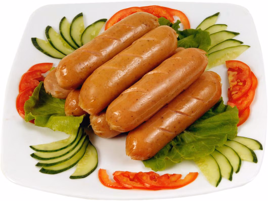 1. Súp đậu xúc xích. Nguyên liệu: Cà rốt, hành tây, tỏi, xúc xích, đậu trắng, cải bó xôi, nước dùng gà, tiêu. Cà rốt gọt vỏ thái khoanh tròn, hành tây thái nhỏ, xúc xích thái miếng vừa ăn, tỏi đập dập. Phi thơm tỏi rồi đổ cà rốt, hành tây, xúc xích vào xào cho thấm gia vị. Ninh nhừ đậu trắng. Ảnh: jamja.vn.