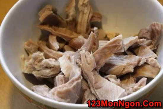 8. Nộm dạ dày và dưa leo. Nguyên liệu: Dạ dày lợn, dưa leo, hành tây, rau thơm, gừng, tỏi, ớt, giấm, nước cốt chanh, lạc rang, muối, đường, nước mắm. Xát muối vào dạ dày để khử mùi hôi. Sau đó đem luộc dạ dày với vài lát gừng khoảng 10 phút trước khi thái miếng mỏng vừa ăn. Ảnh: 123monngon.com.