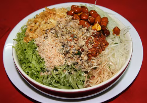 Cơm nguội đánh tơi hoặc bóp cho rời từng hạt. Cho vào bát những nguyên liệu ở trên mỗi thứ một ít. Dùng mắm ruốc ở hỗn hợp trên cho vào nêm nếm. Ảnh: 7monngonmoingay.info. 