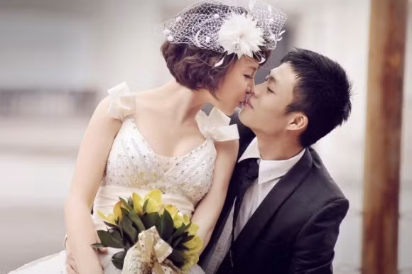 7. Một người ngước lên và một người cúi xuống: Với mẹo chụp ảnh khi bạn thay đổi góc máy so với thông thường sẽ mang đến một cảm giác mới mẻ hơn cho ảnh chụp. Ảnh: thienduong.vn.