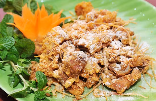 Bắc 1 chảo khác lên bếp, cho muối hạt vào rang khoảng 2 phút rồi cho sườn và hỗn hợp nguyên liệu phi thơm vào xóc đều tay trên lửa lớn chừng 1 phút là được. Kết thúc các thao tác cho sườn rang muối ra đĩa, để món ăn thêm ngon và tròn vị thì chuẩn bị thêm đĩa muối tiêu chanh ớt. Ảnh: toinayangi.vn.