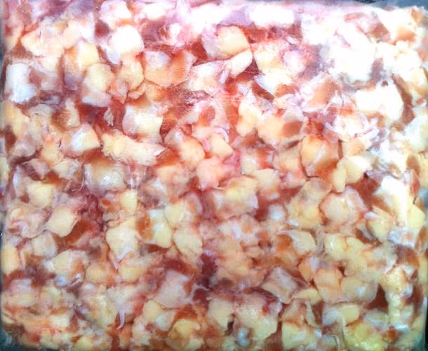 4. Sụn gà chiên nước mắm. Nguyên liệu: Sụn gà, dầu ăn, cà chua, gia vị. Sụn gà rửa sạch cho vào nước sôi từ 10-15 phút cho mềm rồi vớt ra, chần qua nước lạnh, để ráo. Đun nóng dầu ăn, cho sụn gà vào chiên đến khi chín vàng. Ảnh: haisanphamgia.com.