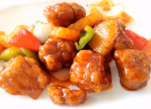 Rán đều hai mặt của sườn. Pha nước sốt cho món sườn gồm có, giấm, đường và một chút nước bạn khuấy đều phần nước sốt để cho đường tan và hòa lẫn vào cùng giấm. Phi thơm cà chua, dằm nhuyễn, trút sườn vào đảo sơ, hòa bột năng với nước rồi đổ vào nồi sườn để nước sốt sánh. Khi nước sốt sánh lại tắt bếp và trút sườn ra đĩa rắc chút tiêu lên trên. Ảnh: 24h.com.vn.