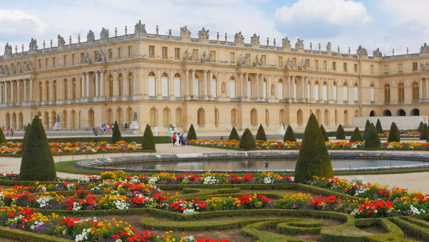 Vào năm 1979, UNESCO công nhận cung điện Versailles - cung điện hoàng gia lớn nhất thế giới là Di sản Văn hóa Thế giới.