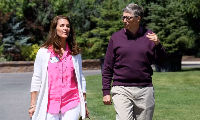 Trong thời gian làm việc tại Microsoft, bà Melinda gặp Bill Gates - Chủ tịch kiêm Tổng Giám Ðốc Chấp hành Công ty lần đầu trong một bữa tối dành cho nhân viên Microsoft năm 1987. Bà Melinda từng giữ chức Tổng giám đốc của công ty phần mềm và làm việc về các sản phẩm như bách khoa toàn thư Encarta.