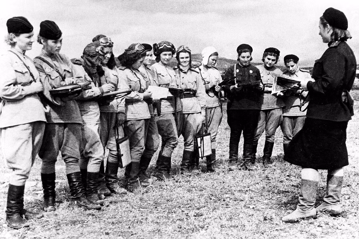 Tháng 10/1941, Nguyên soái Stalin đã ra lệnh thành lập 3 trung đoàn máy bay ném bom. Tất cả thành viên đều là phụ nữ. Họ làm nhiệm vụ đánh bom vào các mục tiêu của quân Đức quốc xã. Những nữ anh hùng thầm lặng của Liên Xô này khiến quân phát xít Đức tổn thất lớn.