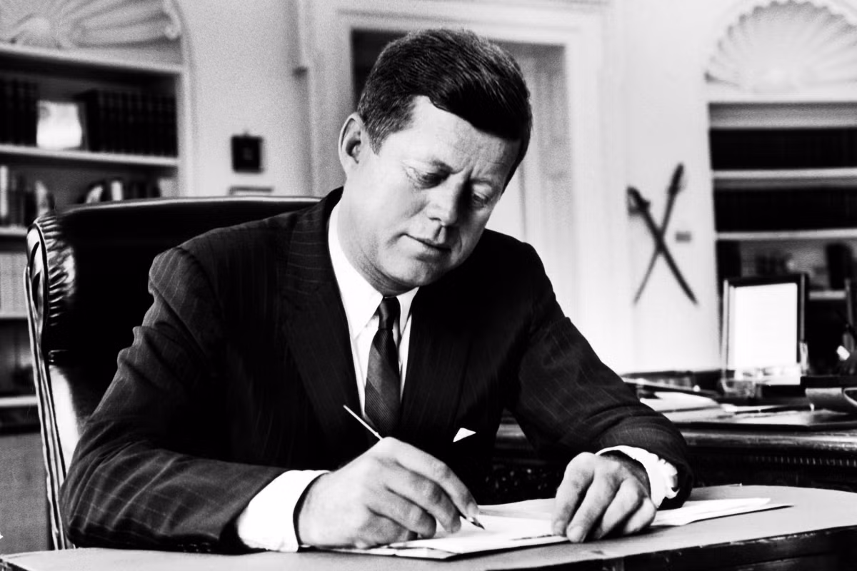 Thêm nữa, bà Jacqueline bị xảy thai vào năm 1955. Do đó, ông Kennedy từ bỏ ý định ly hôn.