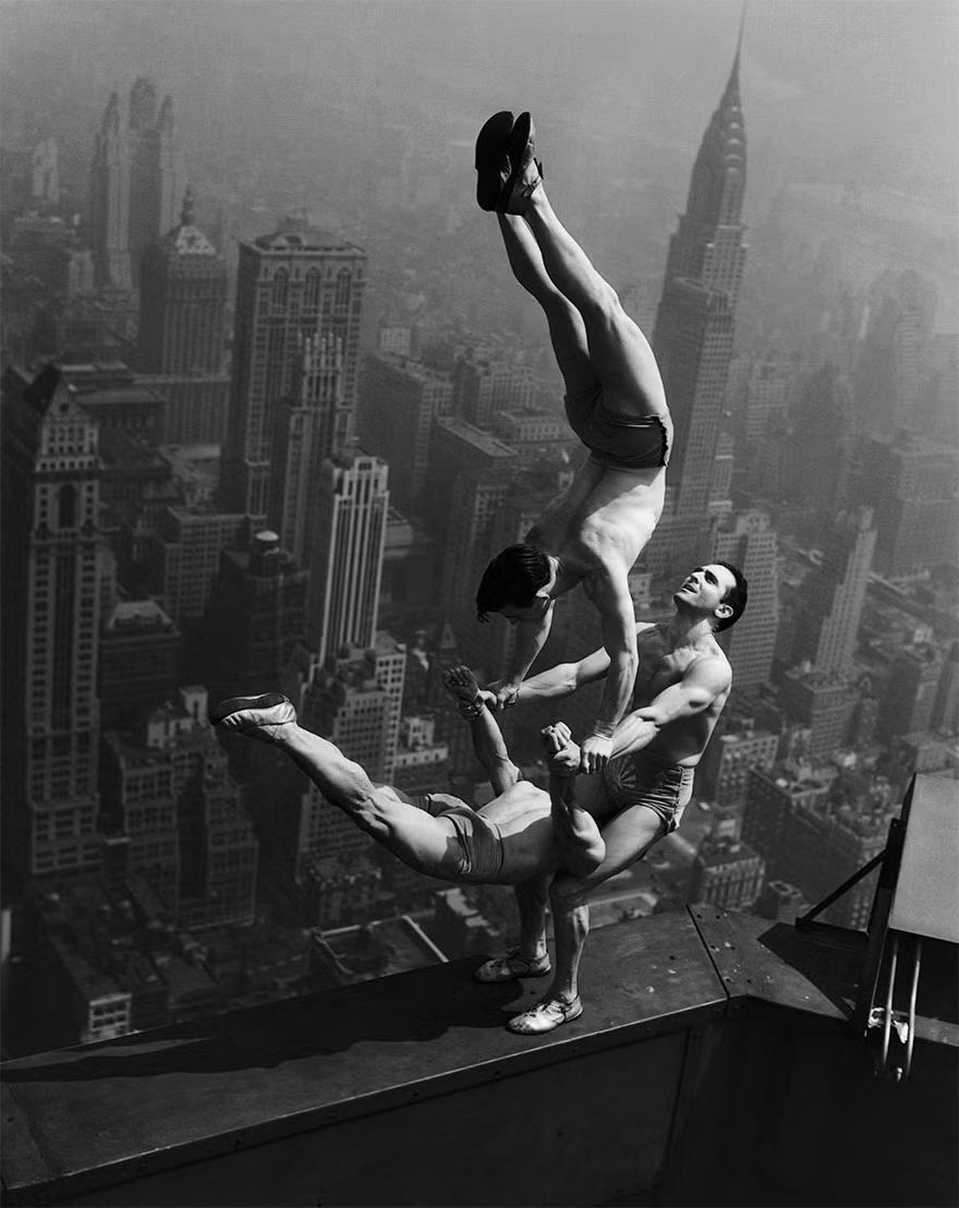 Nhóm nghệ sĩ nhào lộn biểu diễn trên đỉnh tòa nhà Empire State năm 1934.